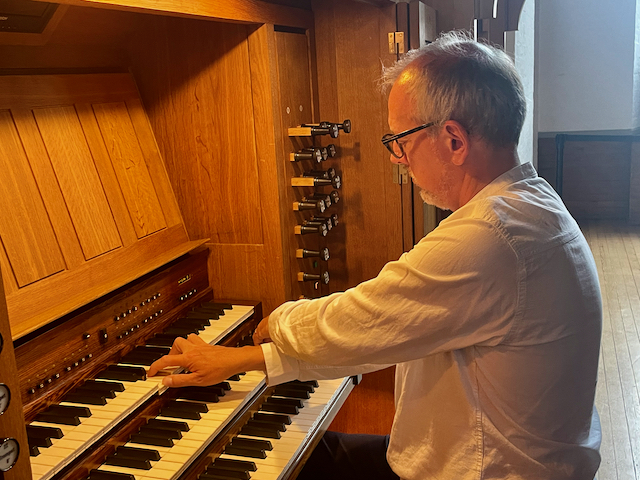 Lars Sardemann ved orgelet i Lindevang Kirke