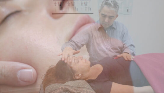 Sammensmeltning af to billeder. I Forgrund ses healer der healer kvinde på briks. I baggrund ses nærbillede af kvindes ansigt
